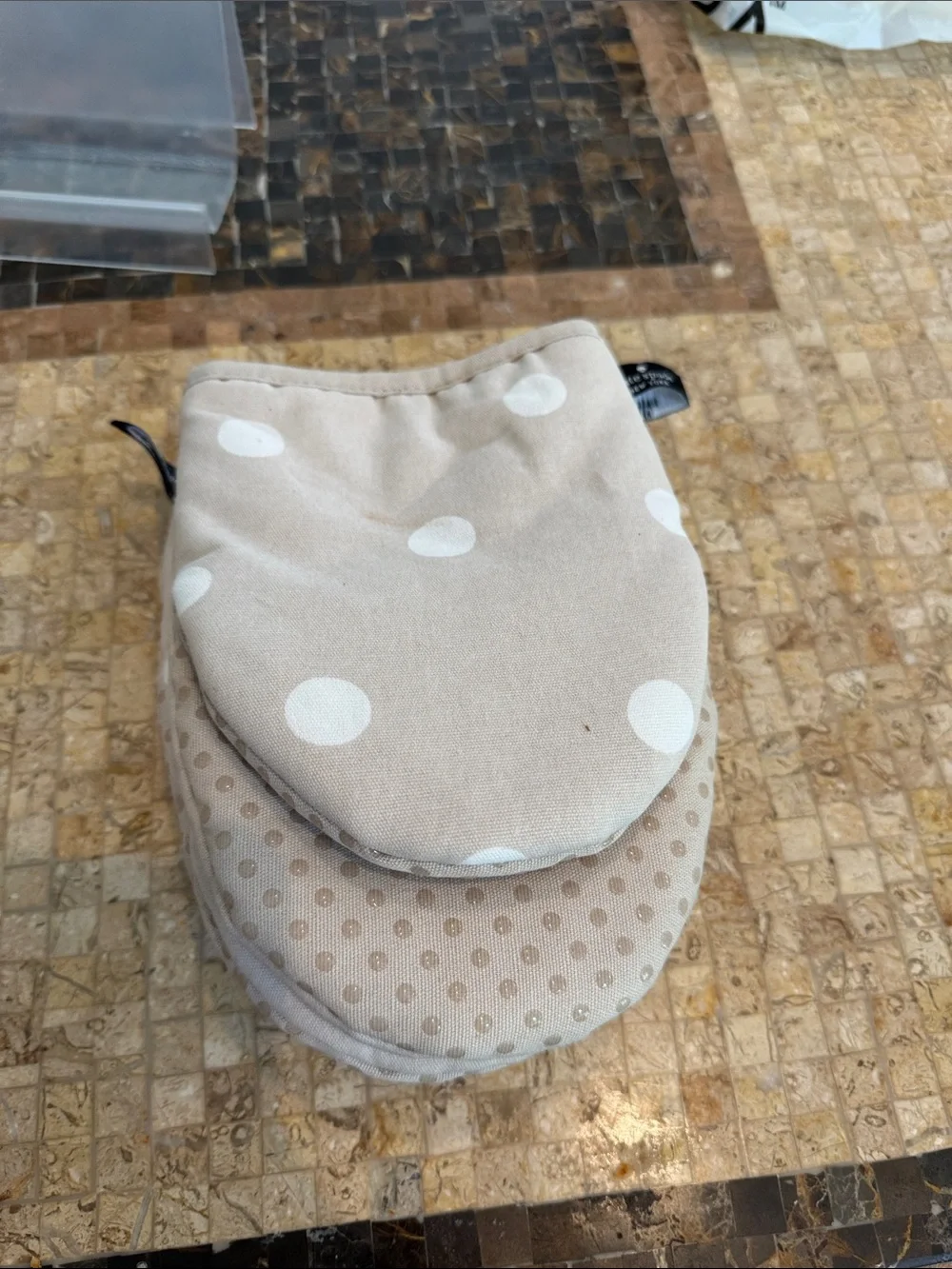 kate spade Beige and White Polka Dot Mini oven mitts NWT